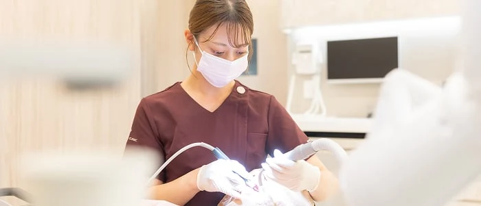 スタッフが専門的な清掃を行う様子