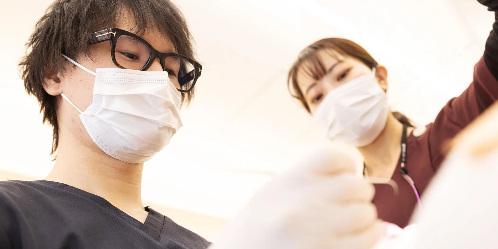 診療中の人工歯や噛み合わせの調整のイメージ