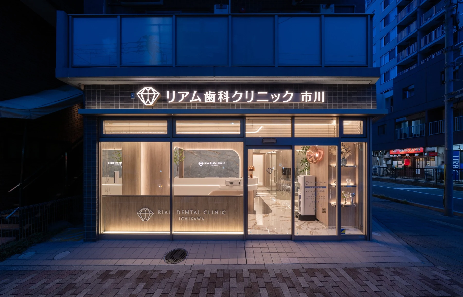 リアム歯科クリニック市川の夜の外観